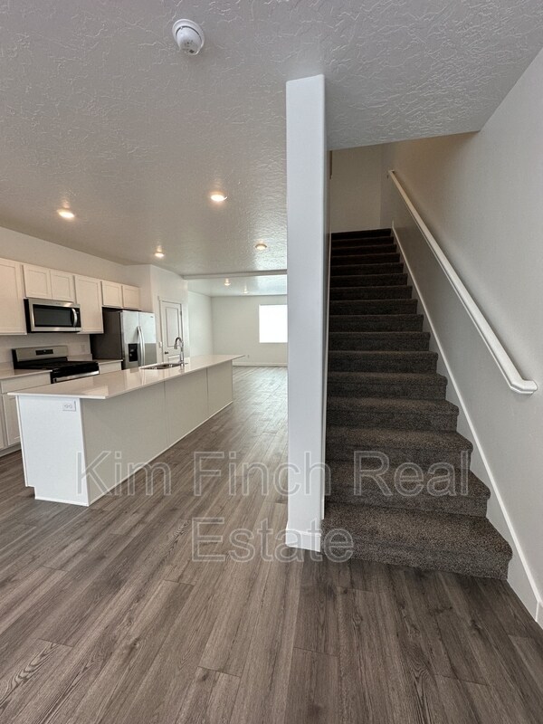 Building Photo - 887 E Seaside St