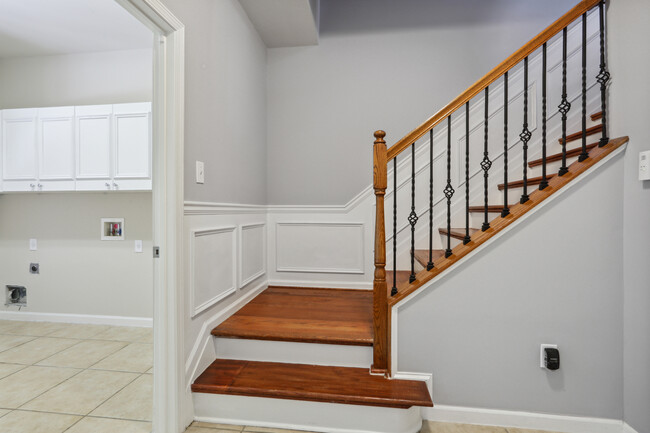 Building Photo - Beautiful townhouse in Westbury at Vinings...