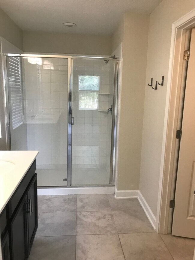 Building Photo - 4 Bedroom Home in Storey Grove Manors