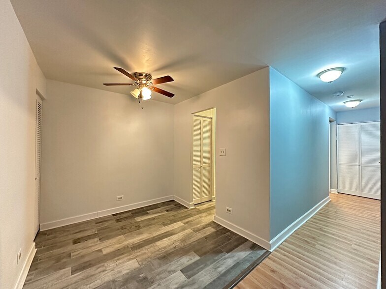 Building Photo - 3825 N Pine Grove Ave