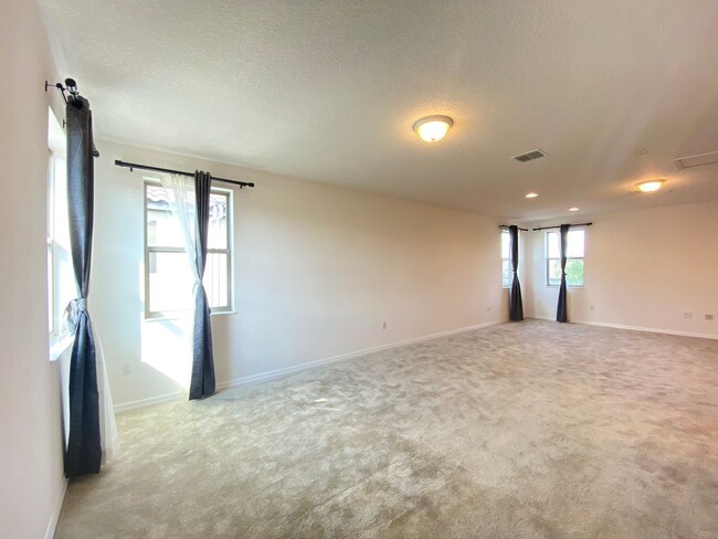 Building Photo - Stunning 4 bedroom 4 bath home with every ...