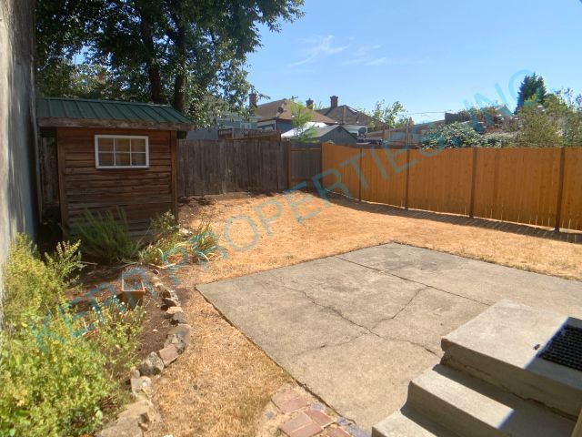 Building Photo - FREE RENT! Charming 2-Bed Duplex in Vibrant SE Portland – Cozy 660 Sq Ft Gem!