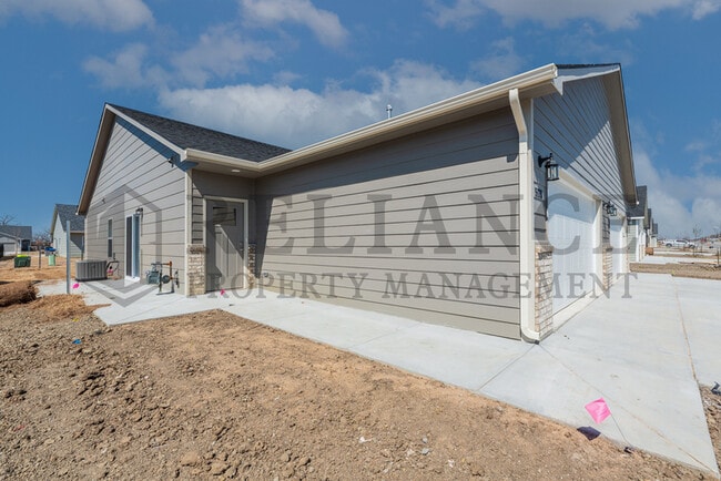 Building Photo - 5123 N Cypress St