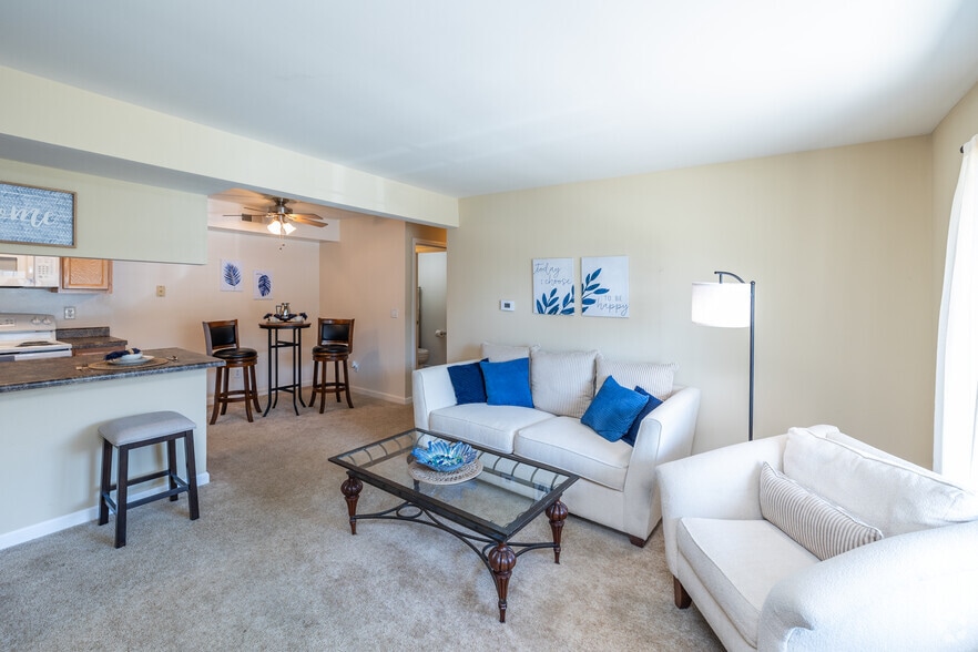 2BD, 2BA - 816SF - Living Room - Stone Pointe Village