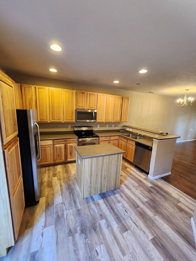 Building Photo - Beautiful Townhome