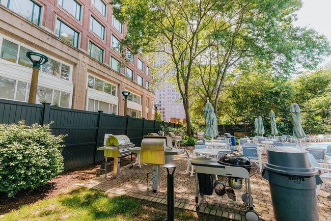 Building Photo - 65 E India Row
