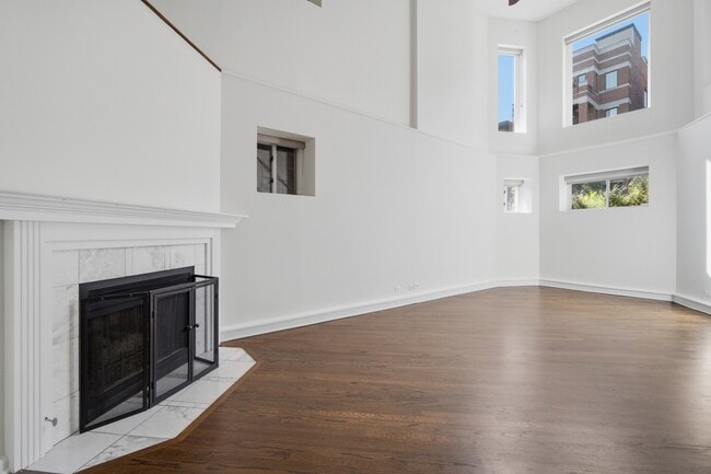 Building Photo - 626 W Buckingham Pl