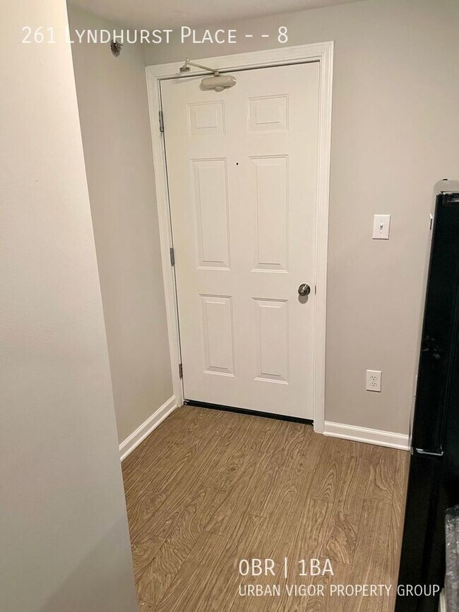 Building Photo - 261 Lyndhurst Pl