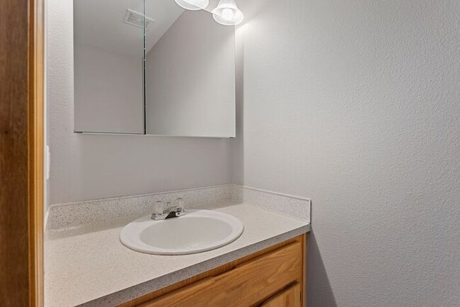 Building Photo - 3 bedroom townhouse with Garage!! Wont las...