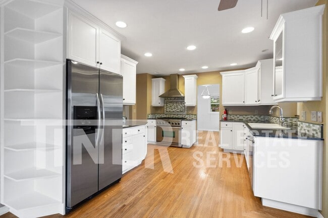 Building Photo - 801 46th St