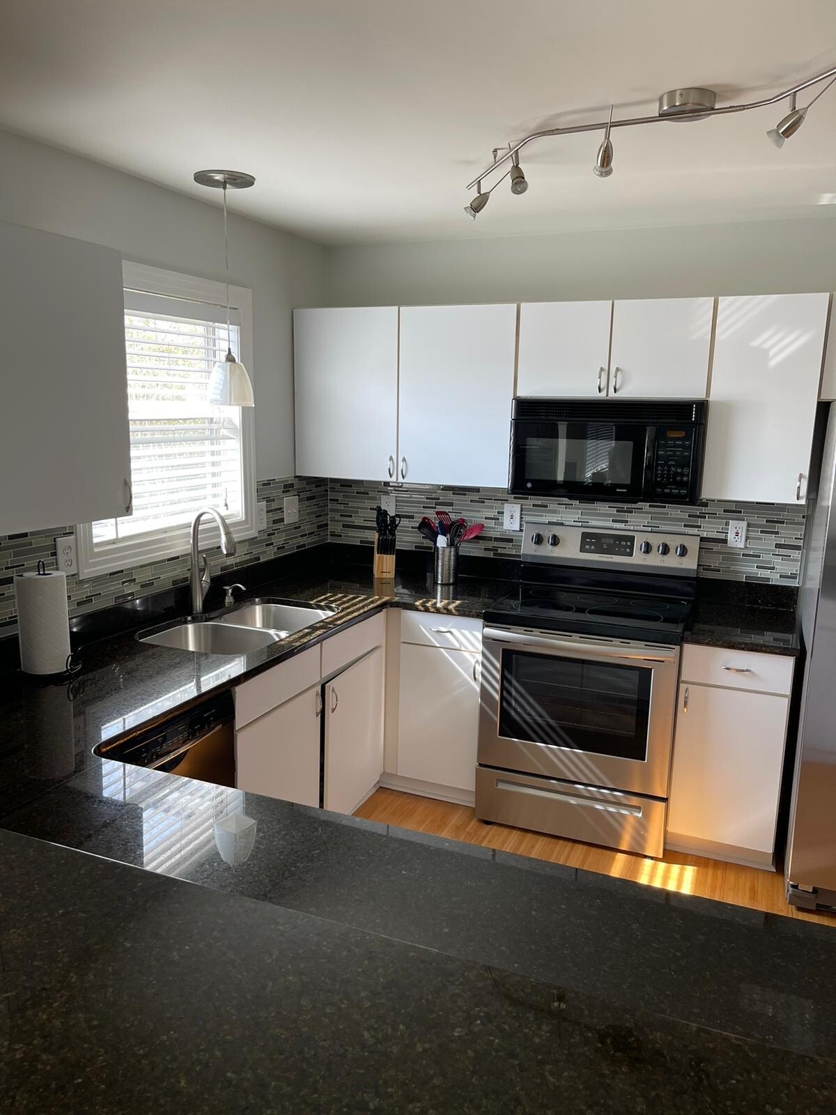 Building Photo - 404 Grace Ave