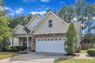 Building Photo - 4 Bedroom Home with 2 Car Garage & Fenced ...
