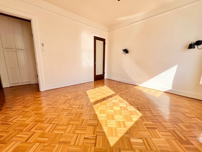 Building Photo - Ocean View Living in the Heart of Long Beach – 1 Bed / 1 Bath Corner Condo