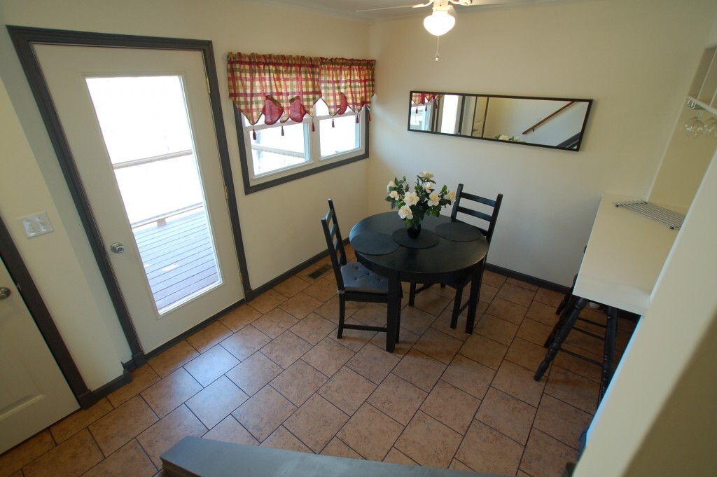 Dining area - 14711 N River Beach Dr
