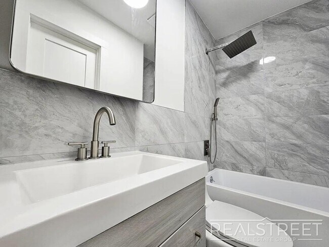Building Photo - Massive 3BD/3BA Renovated Duplex with Home...
