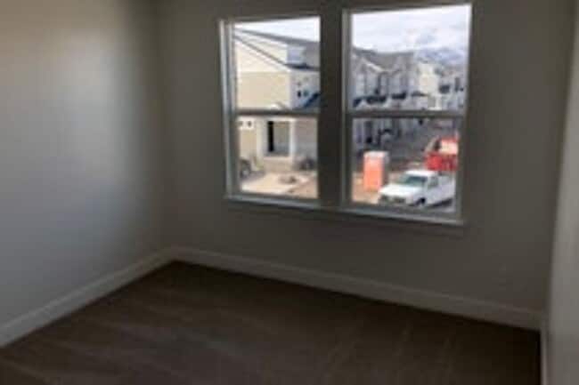 Building Photo - 594 N 260 W