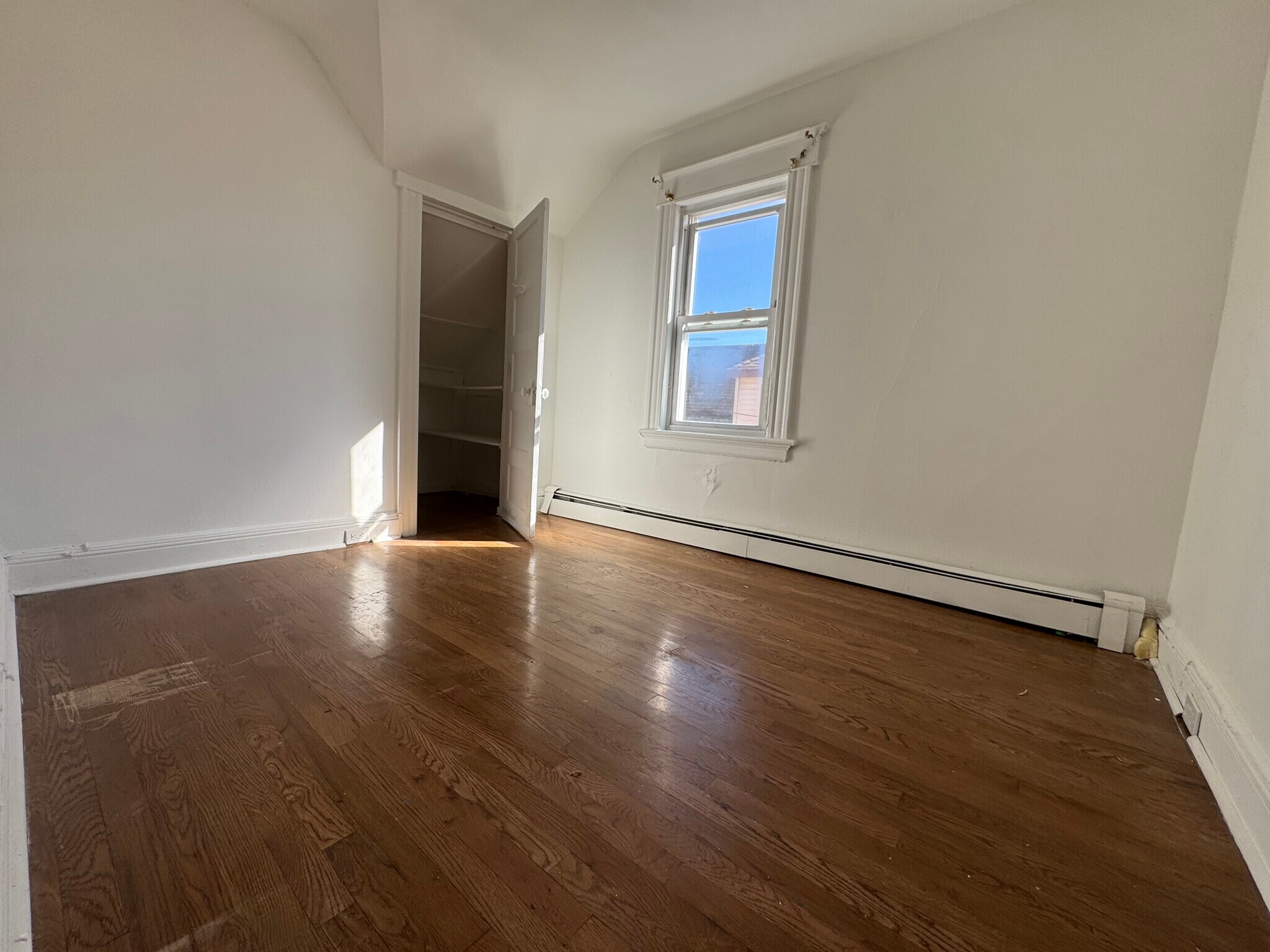 Building Photo - 82 E 18th St