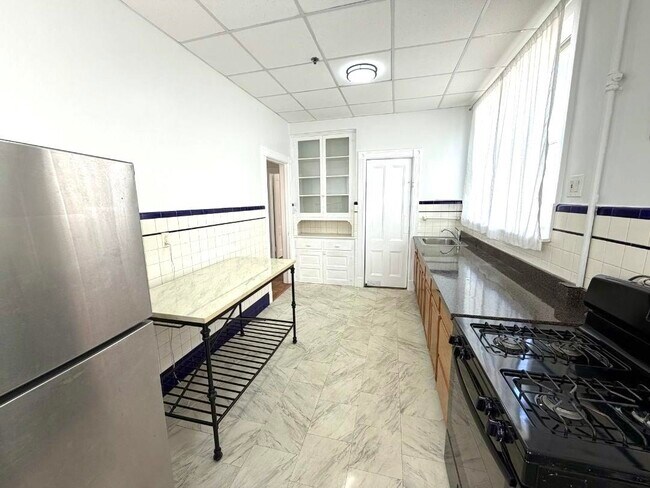 Building Photo - 927 18th St