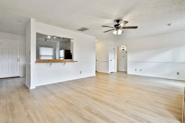 Building Photo - Updated 3 Bed 2 Bath Home in Tyrone with Private Yard and Covered Patio!