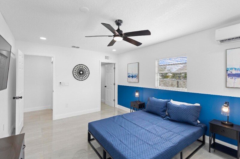 Building Photo - 1824 Lake St