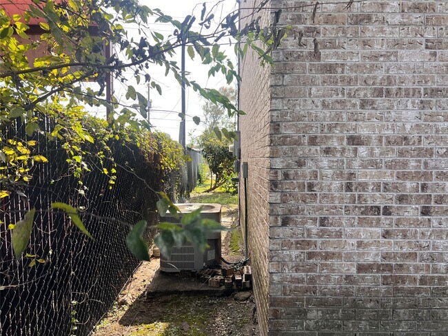 Building Photo - 1305 Vista Rd