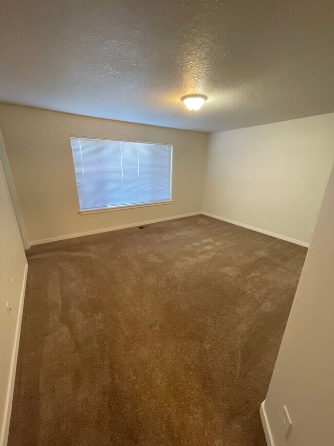 Building Photo - Dont miss out on this charming four bedroom home!