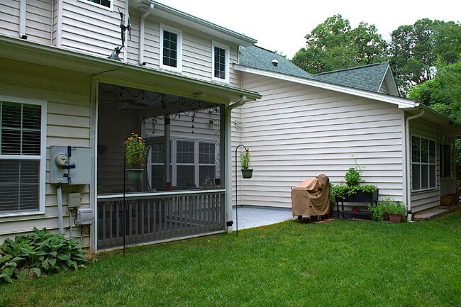 Building Photo - "Luxurious 3-Bed Condo in Hendersonville: Spacious 2023 Sq Ft within a 55+ community.”