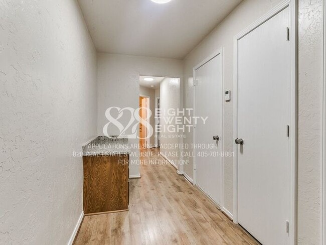 Building Photo - *AVAILABLE NOW!* Spacious 3 Bed/2.5 Bath Duplex Townhome Available in Norman!
