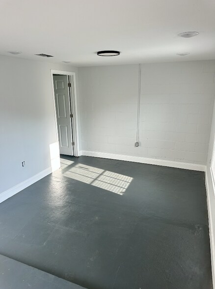 Building Photo - 915 S 12th St