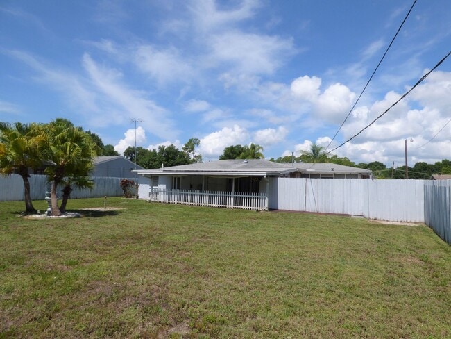 Building Photo - Port Charlotte 2-bedroom 1-bathroom home, convenient to shopping and schools