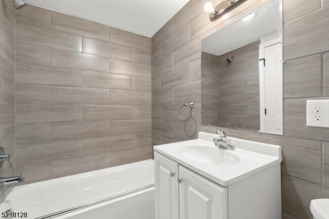 Building Photo - 173 Oakwood Pl