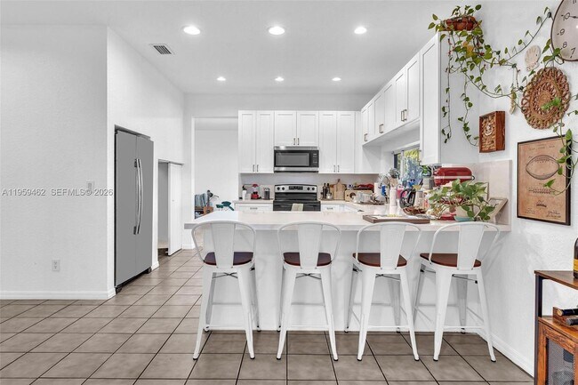 Building Photo - 2927 Bogota Ave