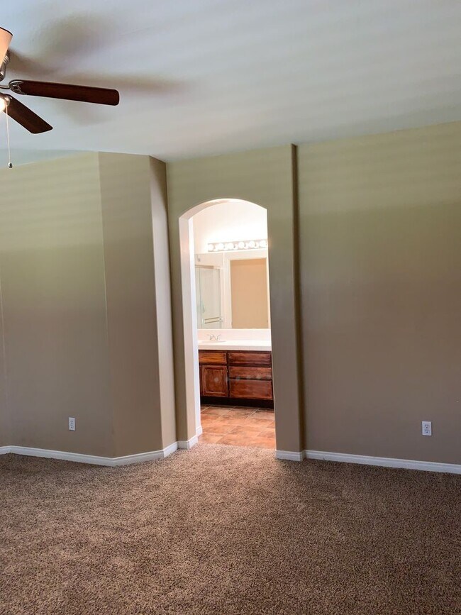 Building Photo - River Oaks Area Stockdale Highway & Buena Vista 93311 4+2 $2600