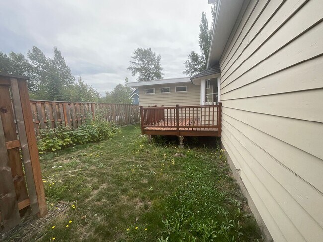 Building Photo - 3 Bed, 2 Bath Home with 2- Car Garage/Shop...