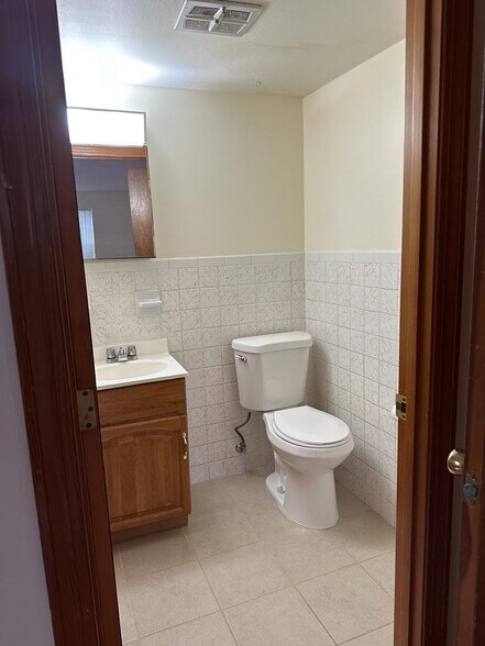 Half bathroom attached to Master Bedroom - 5 Louisburg Square, 7