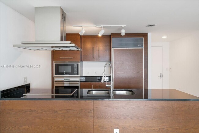 Building Photo - 495 Brickell Ave