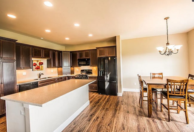 Building Photo - 4 Bedroom home located in upscale neighbor...