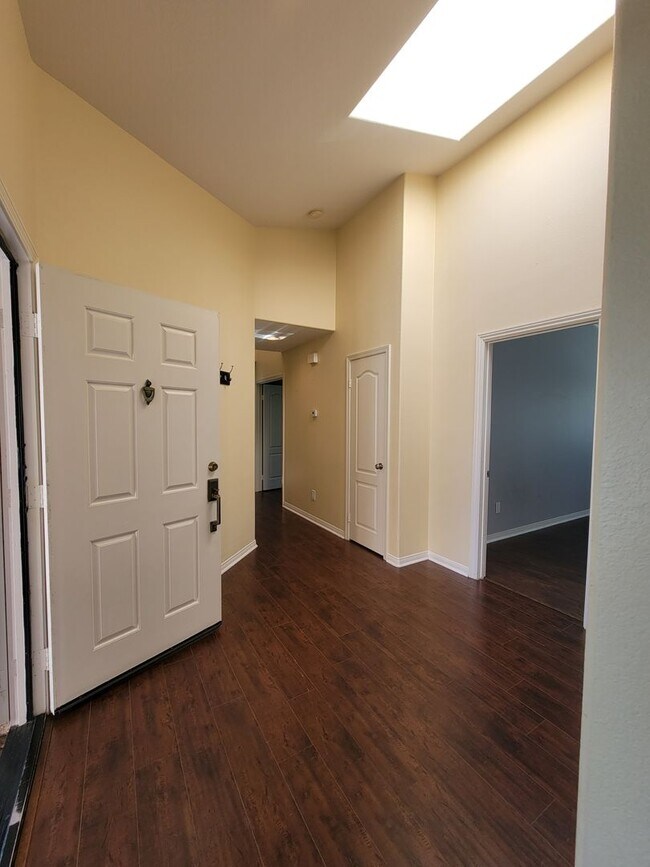 Building Photo - Beautiful 3 Bedroom, 2.5 Bathroom Home wit...
