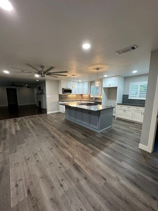 Building Photo - 2550 4th Ave