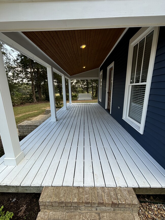 Front Porch - 955 Malone Rd S