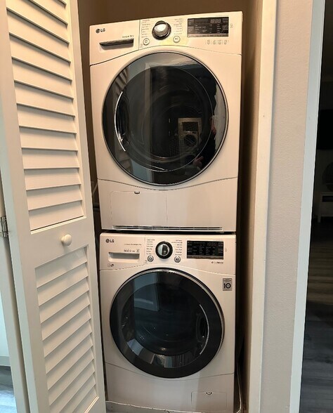 Washer/Dryer - 655 Columbia St