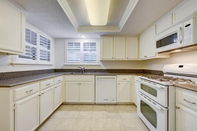 Building Photo - 1704 Foxfire Dr