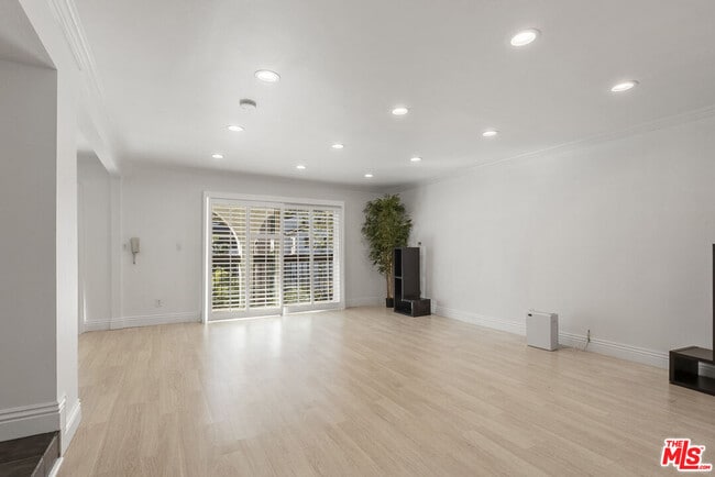 Building Photo - 745 Oxford Ave