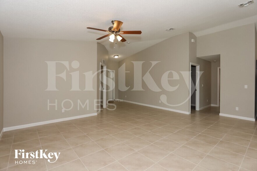 Building Photo - 843 SW Andrew Rd