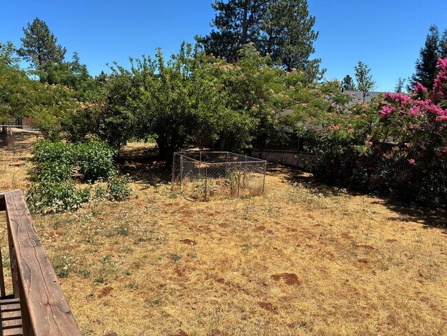 Building Photo - 3 Bedroom Home for Rent in Paradise CA | Fireplace, LVP Flooring, Yard & Garage