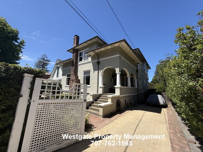 Building Photo - 109 7th St