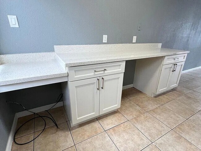 Building Photo - Updated 2 Bedroom Unit in a Great Martinez Location!