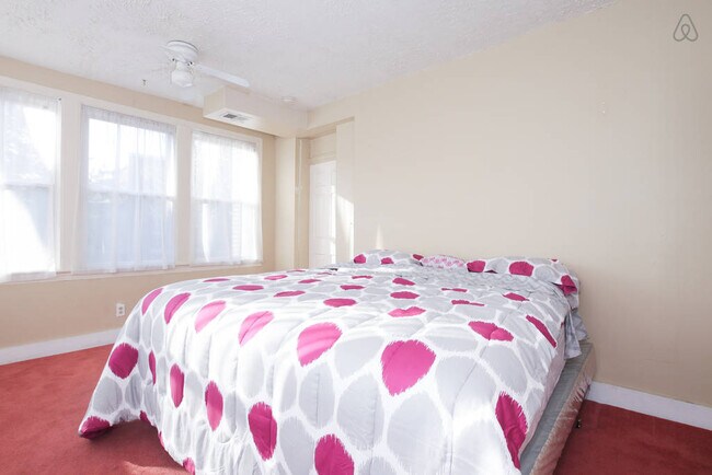 Building Photo - Private room in 6 bedroom Washington Apart...