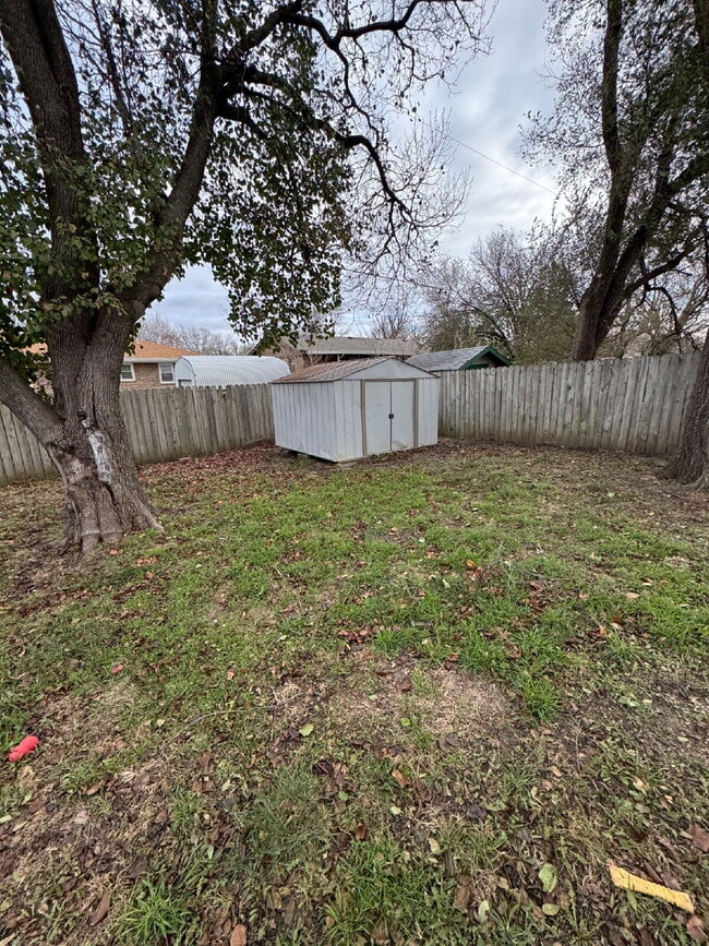 Building Photo - 1014 S Rosalie Ave