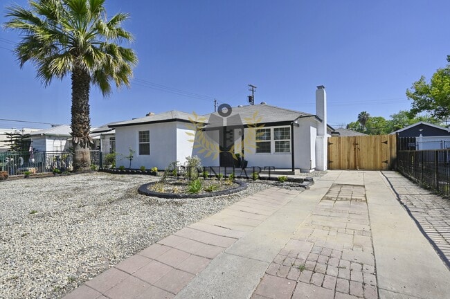 Building Photo - 1584 N Carruth Ave